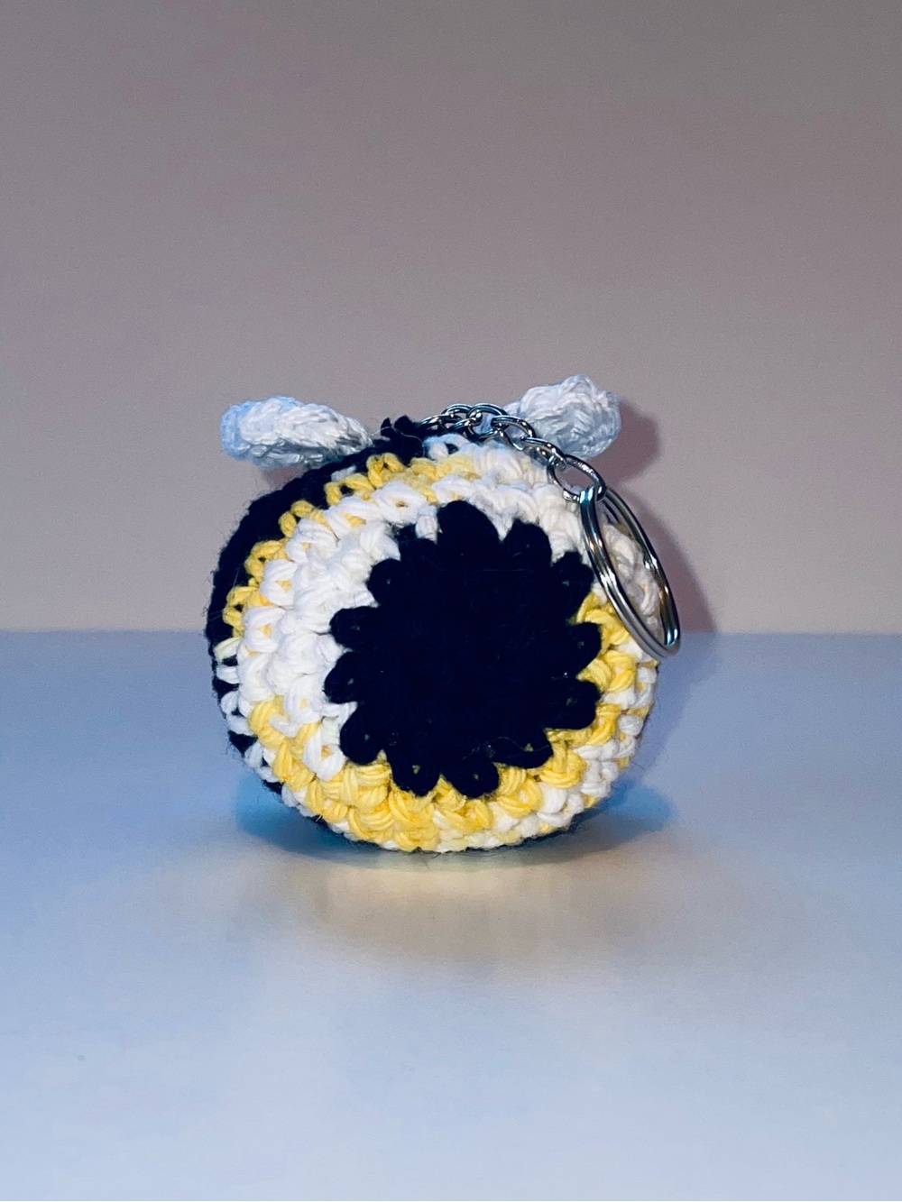 Handmade Crochet mini Bee keychain - Yellow, White & Black - long smile embroidy - Picture 8 of 15